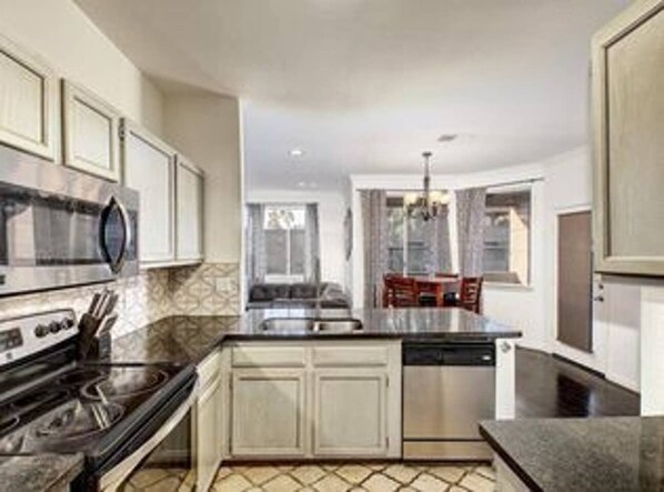 ميكروويف، غسالة أطباق، ماكينة لصنع القهوة/الشاي، محمصة خبز