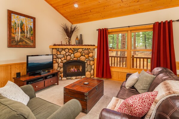 Smart TV, fireplace, video games, DVD player - Alpine Woods cabin close to trails, ski in/out (Winthrop)