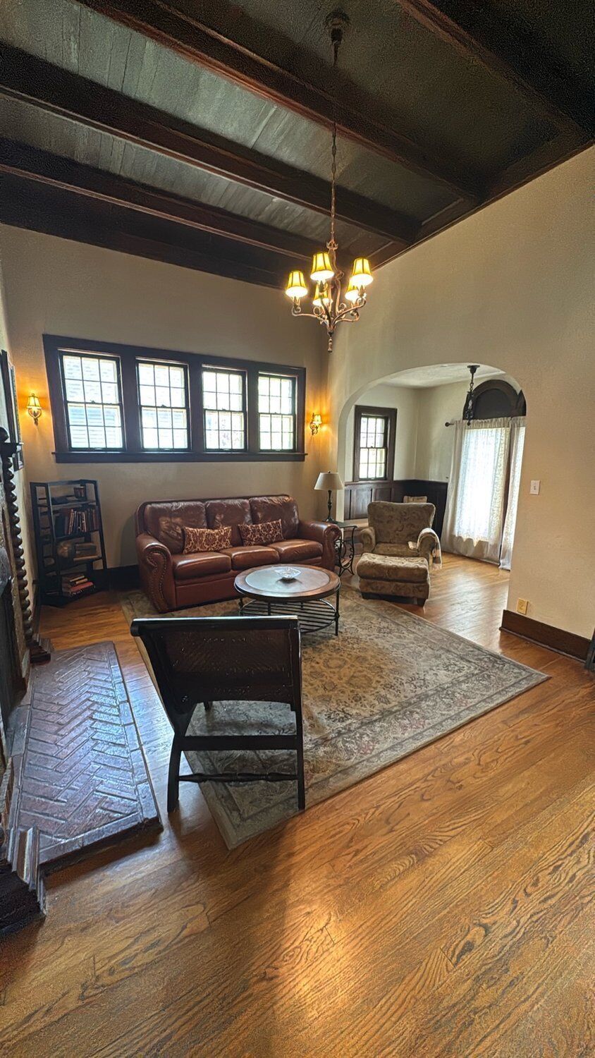 Smart TV, fireplace, books, stereo