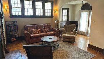 Smart TV, fireplace, books, stereo