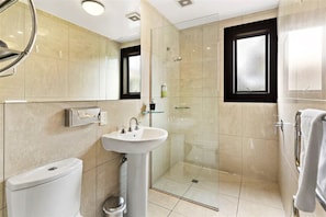 Deluxe Double Room | Bathroom