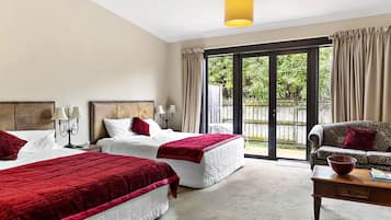 Habitación doble Deluxe | Decoración personalizada, muebles diferentes y escritorio