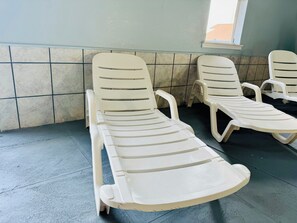 من حمّامات السباحة المغطاة