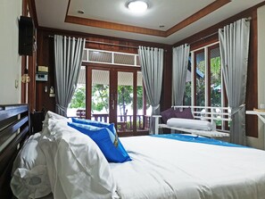 ดีลักซ์บังกะโล, เตียงควีนไซส์ 1 เตียง, ปลอดบุหรี่, วิวทะเล | เครื่องนอนระดับพรีเมียม, ผ้าม่านกันแสง, ผ้าปูที่นอน