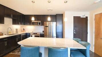 Refrigerador, microondas, horno y parrilla de estufa