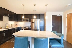 冷蔵庫、電子レンジ、オーブン、コンロ