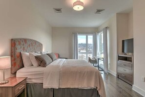 3 室のベッドルーム、デスク、アイロン / アイロン台、WiFi (無料)