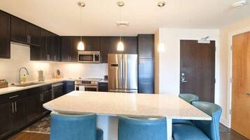 Réfrigérateur, micro-ondes, four, plaque de cuisson