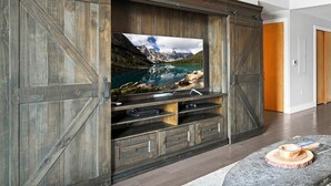 Eine Holzunterhaltungsecke mit Fernseher, integrierten Regalen und Schubladen.