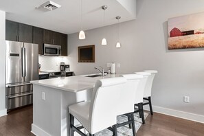 Réfrigérateur, micro-ondes, four, plaque de cuisson