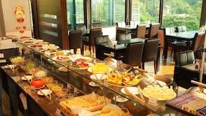 A buffet with various dishes and a view of the outdoors. - A-SAN Hot Spring Hotel (Jiaoxi)