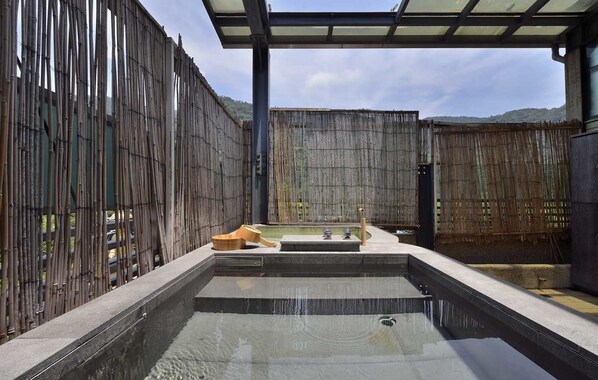 Innendørsbasseng og utendørsbasseng