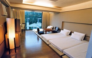 Chambre quadruple Confort, Plusieurs lits, non-fumeur | Literie de qualité, bureau, rideaux d’obscurcissement