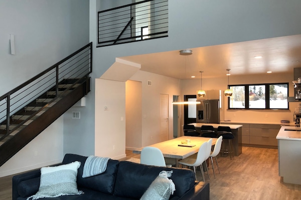 Smart-TV, Kamin, Bücher, Stereoanlage