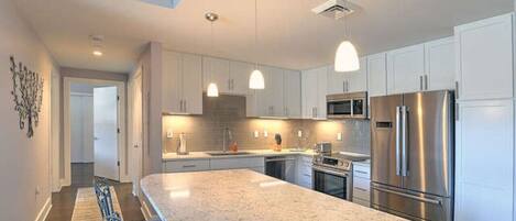 Frigorífico, microondas, horno y placa de cocina