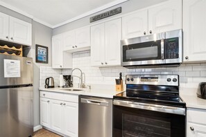 Frigorifero, microonde, piano cottura, lavastoviglie