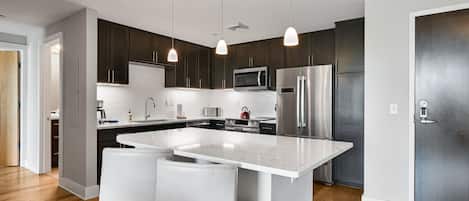 Frigorífic, microones, forn i placa de cuina