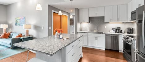 Réfrigérateur, micro-ondes, four, plaque de cuisson