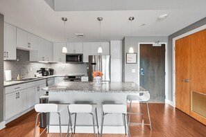 Geladeira, micro-ondas, fogão, cooktop
