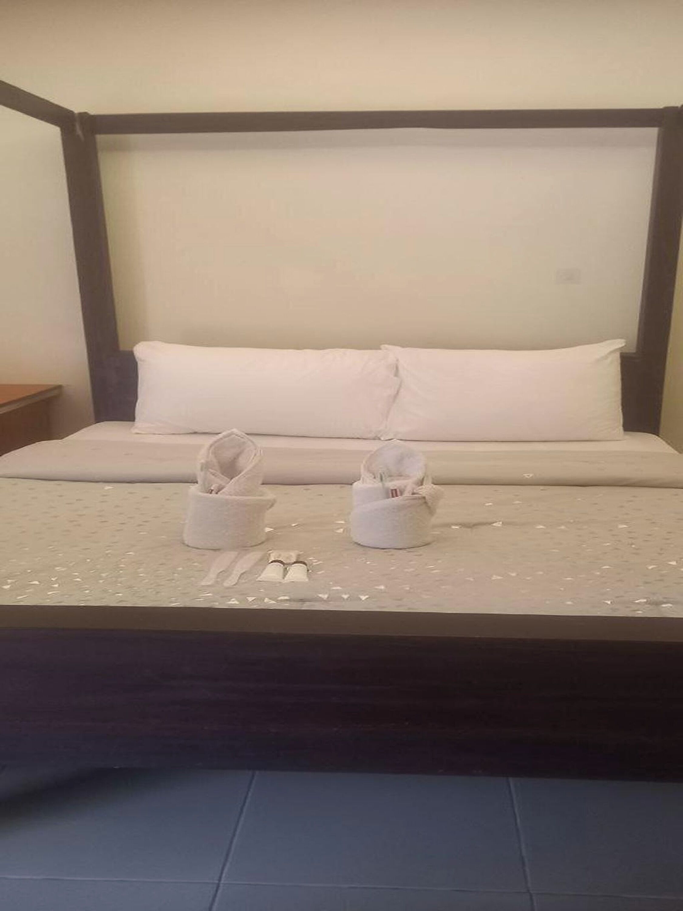 Roupas de cama premium, escrivaninha, Wi-Fi de cortesia, roupa de cama