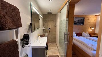 Een douche, een regendouche, een haardroger, handdoeken