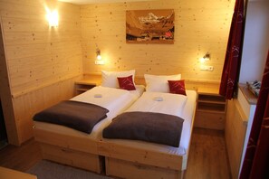 2 bedrooms, in-room safe, desk, travel cot