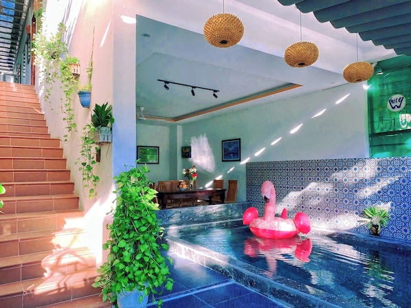 Minibar, individuelt dekorert, skrivebord og skrivebord for bærbar PC