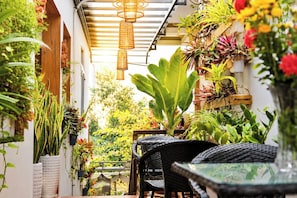 Vila romântica, 4 quartos, vista para a piscina, ao lado da praia | Terraço/pátio