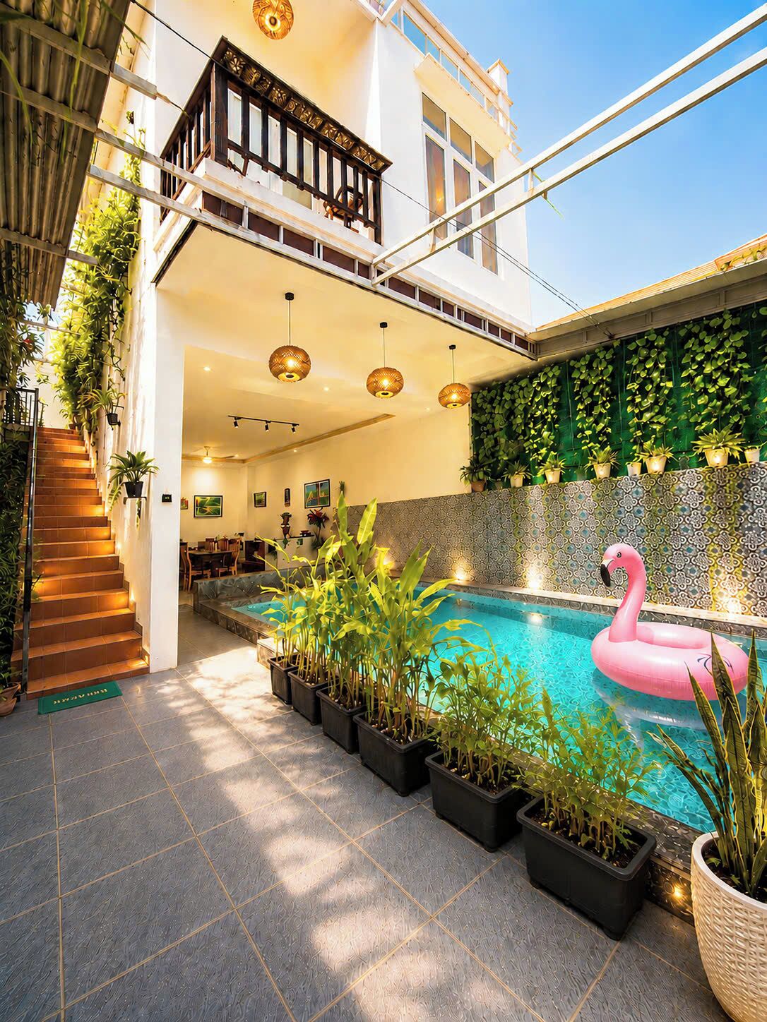 Vila romântica, 4 quartos, vista para a piscina, ao lado da praia | Terraço/pátio