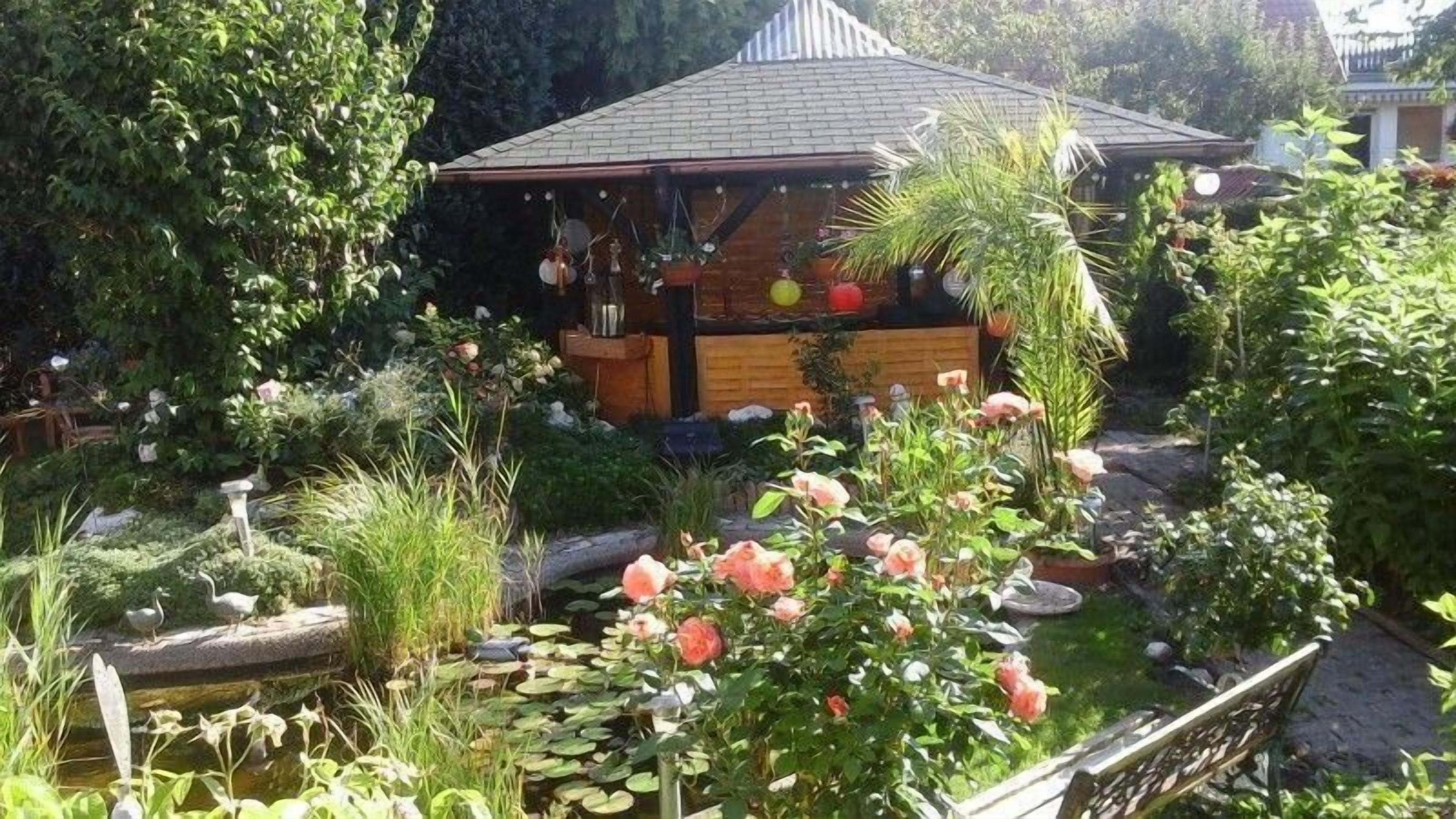Pavillon  lädt  zum  Grillen  ein