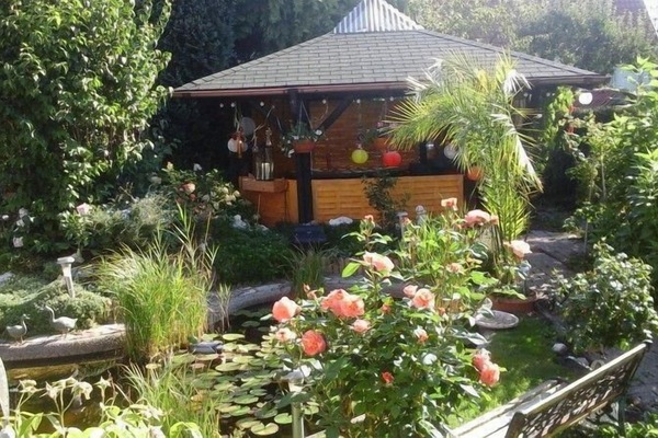 Pavillon lädt zum Grillen ein