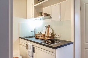 Køleskab, mikrobølgeovn, kogeplade, opvaskemaskine