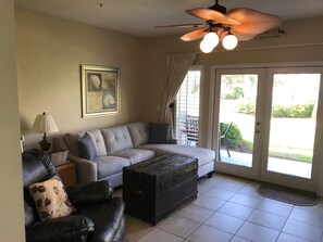 TV, DVD player, stereo - Direct Gulf View, Designer Decor! Steps to sand. Sleeps 6. (Destin)