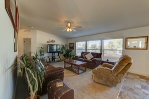 Smart TV, fireplace