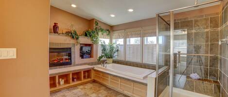 Combined shower/bathtub, jetted bath, hair dryer, towels