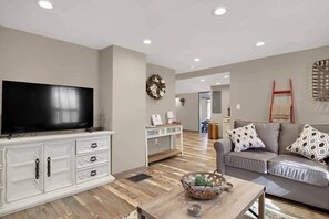 TV, streaming services - The Farmhouse Inn: 3 bed, 3.5 whole house rental (Hermann)