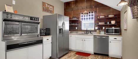 Private kitchen | Fridge, microwave, oven, stovetop