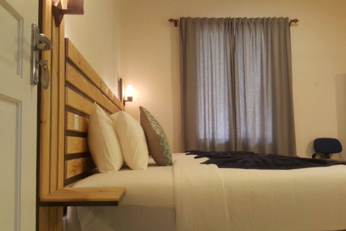 Habitación doble Deluxe, 1 cama matrimonial | Escritorio, tabla de planchar con plancha, wifi gratis y ropa de cama