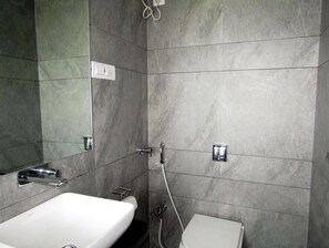 Regadera, amenidades de baño gratuitas, toallas