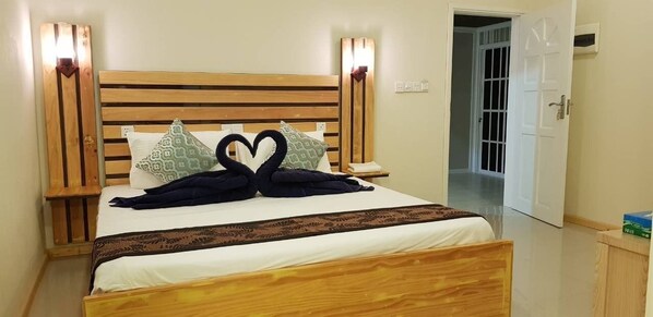 Habitación doble Deluxe, 1 cama matrimonial | Escritorio, tabla de planchar con plancha, wifi gratis y ropa de cama