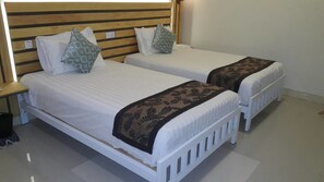 Habitación doble estándar, 1 cama King size | Escritorio, tabla de planchar con plancha, wifi gratis y ropa de cama