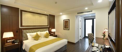 Minibar, vÀrdeförvaringsskÄp pÄ rummet, skrivbord och ljudisolering