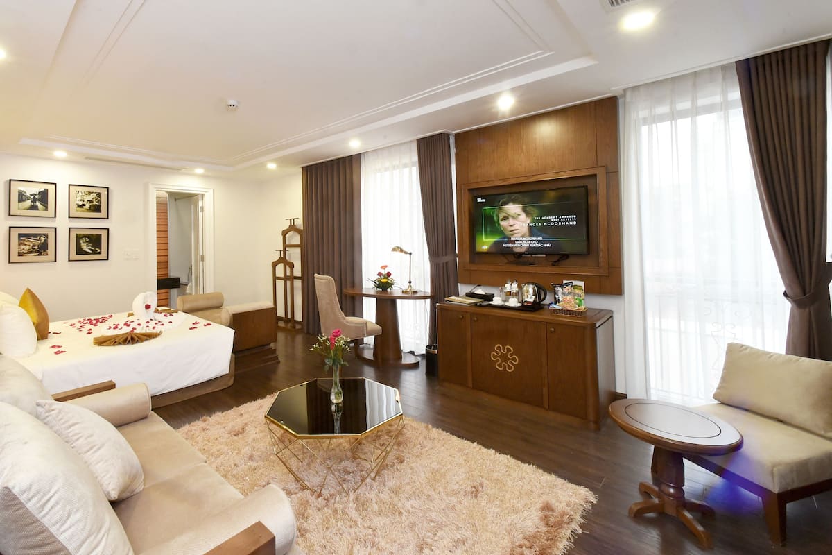 Suite, 1 King Bed, Lake View | Minibar, in-room safe, desk, soundproofing