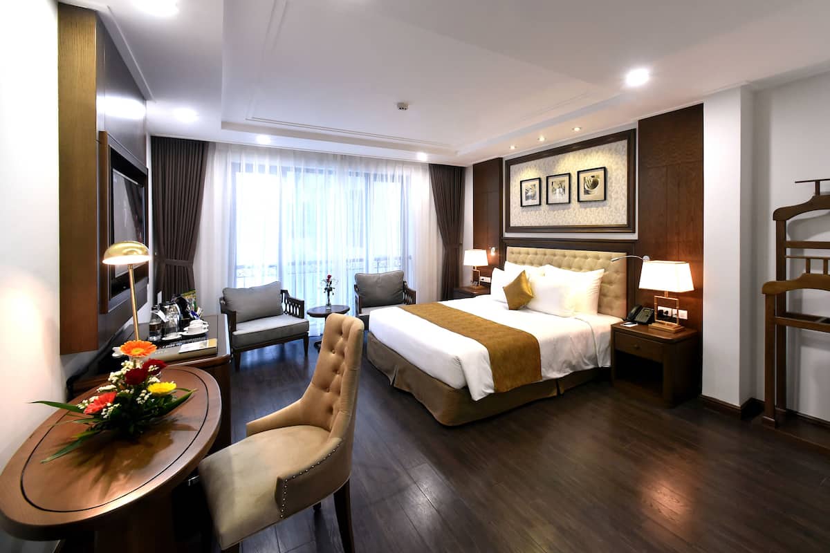 Premium Room, 1 King Bed, Garden View | Minibar, in-room safe, desk, soundproofing