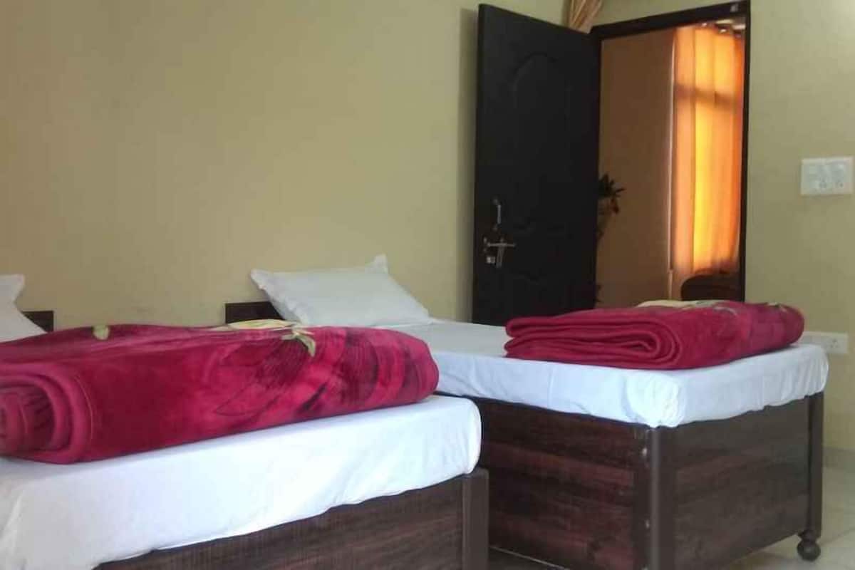 Standard Room, 1 Double Bed, Smoking | 1 bedroom, desk, WiFi (free)