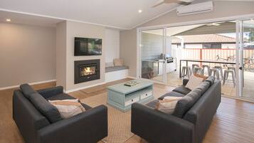 Télévision, cheminée, lecteur de DVD, jouets