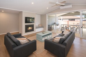 Fernseher, Kamin, DVD-Player, Kinderspielzeug