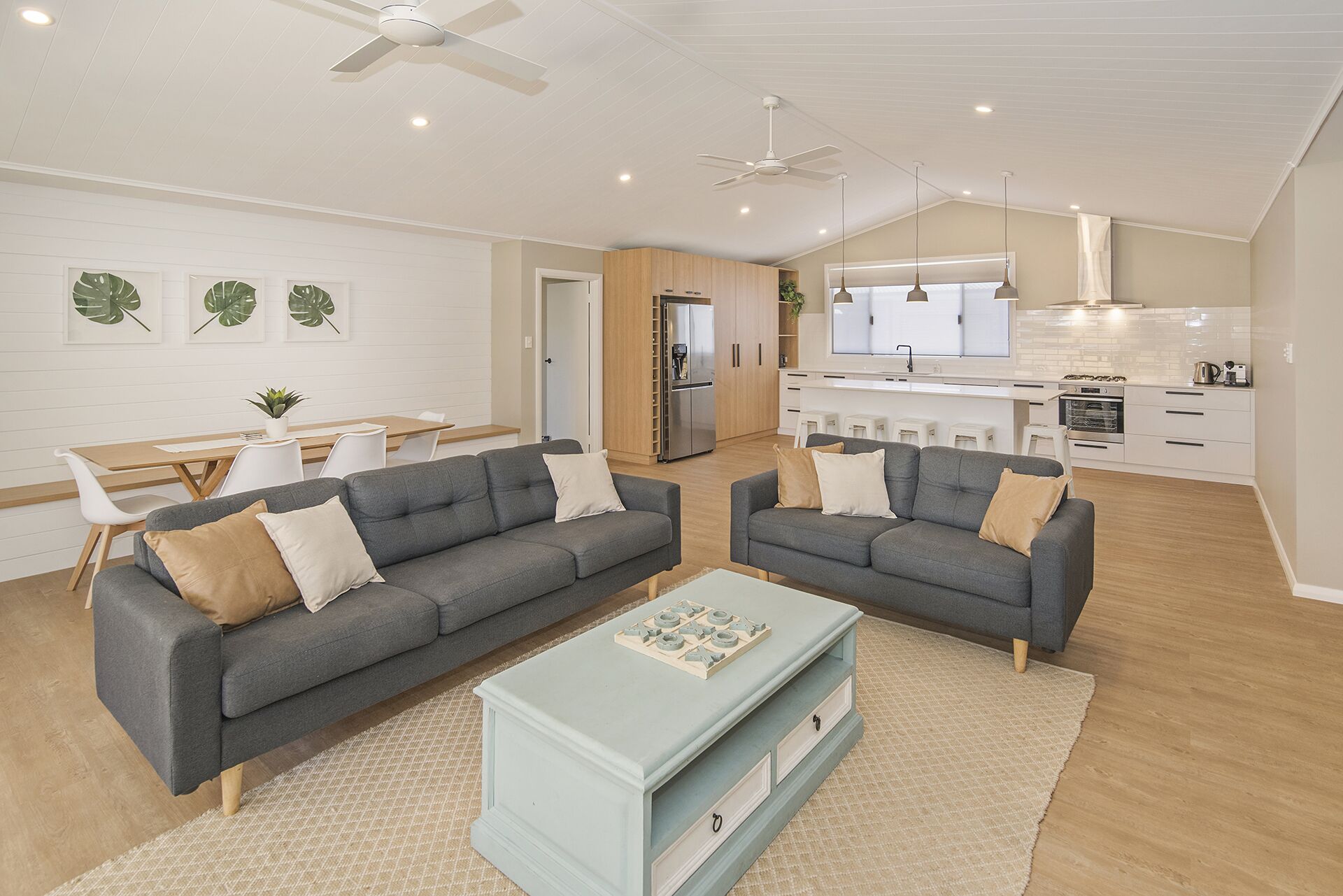 Télévision, cheminée, lecteur de DVD, jouets