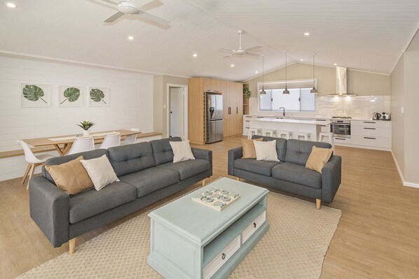 Fernseher, Kamin, DVD-Player, Kinderspielzeug