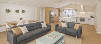 SEA BREEZE - Beachside Family Haven